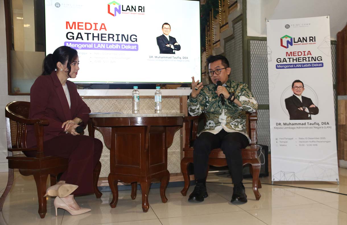 Kiri ke kanan : Agus Sudrajat Deputi Bidang Peningkatan Kualitas kebijakan administrasi negara,Army Winarty Deputi Bidang Penjaminan Mutu Pengembangan Kapasitas dan Pembelajaran ASN,Muhammad Taufiq, Kepala LAN, Erna Irawati Deputi Bidang Transformasi Pembelajaran ASN berfoto bersama usai memberikan pemaparan Dalam acara Media Gathering & Ekspose Kinerja LAN yang digelar di Jakarta, Rabu (10/12/2025).  (Beritanasional.com/Oke Atmaja)