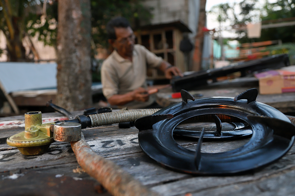 Pekerja jasa perbaikan kompor gas keliling. (BeritaNasional/Elvis Sendouw)