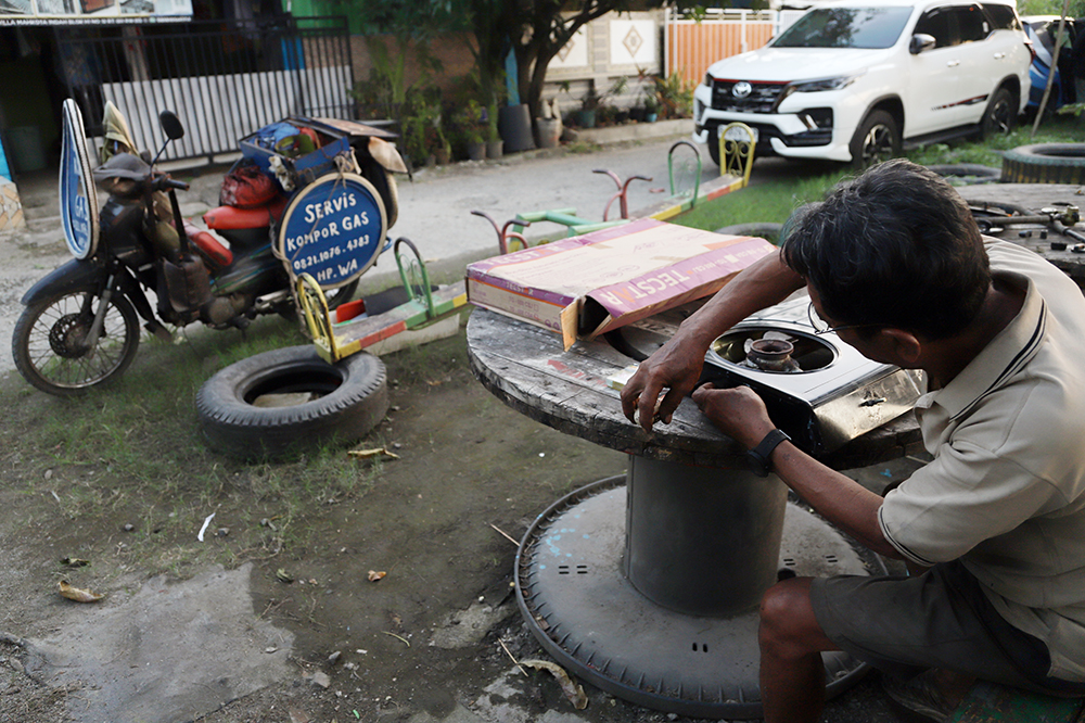 Pekerja jasa perbaikan kompor gas keliling. (BeritaNasional/Elvis Sendouw)