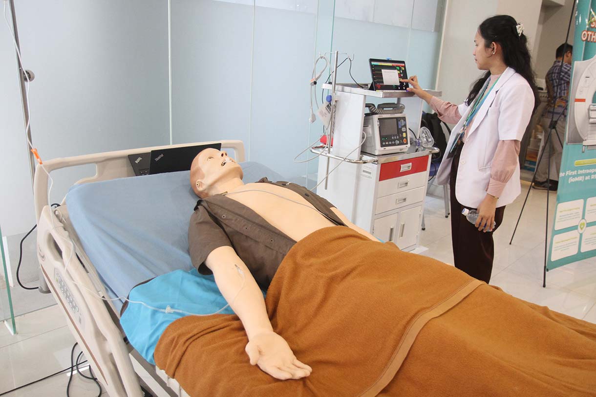 Seorang dokter memeriksa layar sentuh saat melakukan uji coba alat Endoscope dan Exoscope untuk operasi syaraf micro ke lokasi operasi yang sulit di jangkau saat peresmian Gedung Layanan Terpadu dan Institut Neurosains Nasional Rumah Sakit Pusat Otak Nasional Prof. Dr. dr. Mahar Mardjono, Jakarta, Selasa (26/8/2025). (Beritanasional.com/Oke Atmaja)