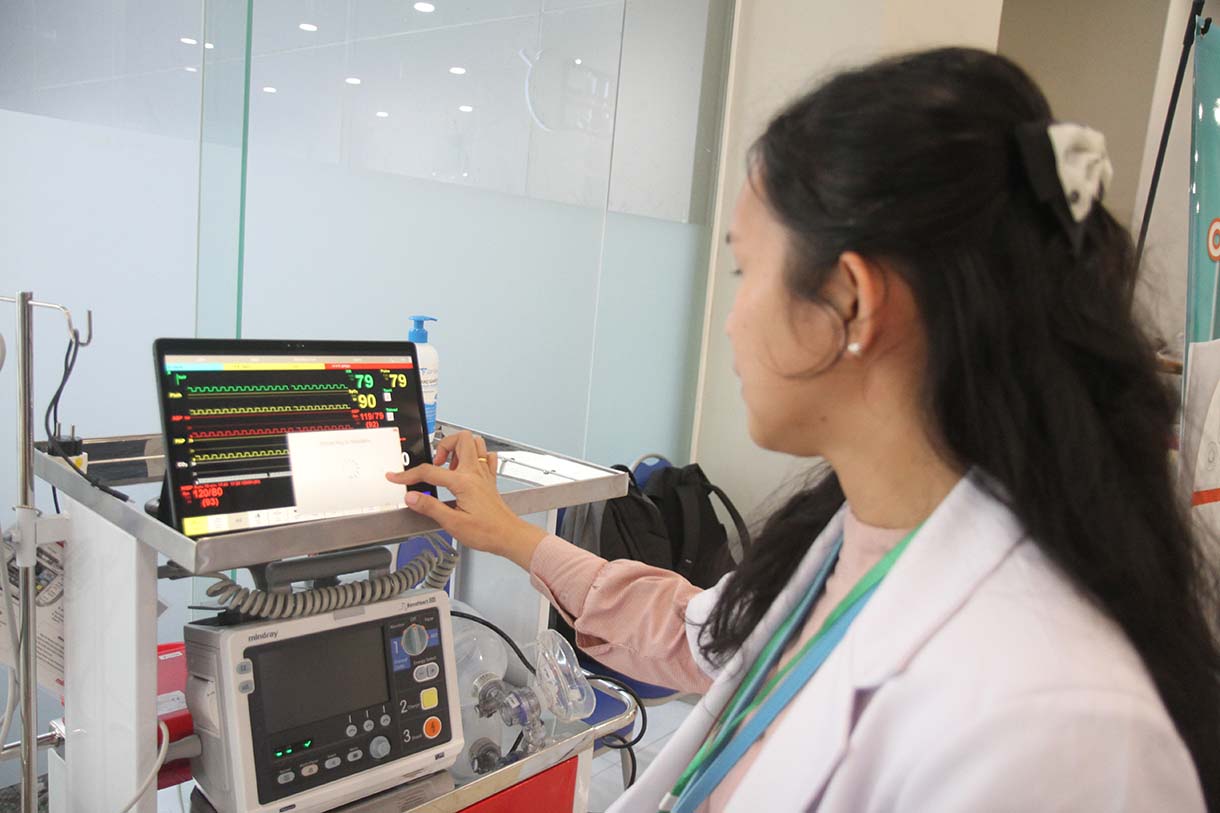 Seorang dokter memeriksa layar sentuh saat melakukan uji coba alat Endoscope dan Exoscope untuk operasi syaraf micro ke lokasi operasi yang sulit di jangkau saat peresmian Gedung Layanan Terpadu dan Institut Neurosains Nasional Rumah Sakit Pusat Otak Nasional Prof. Dr. dr. Mahar Mardjono, Jakarta, Selasa (26/8/2025). (Beritanasional.com/Oke Atmaja)