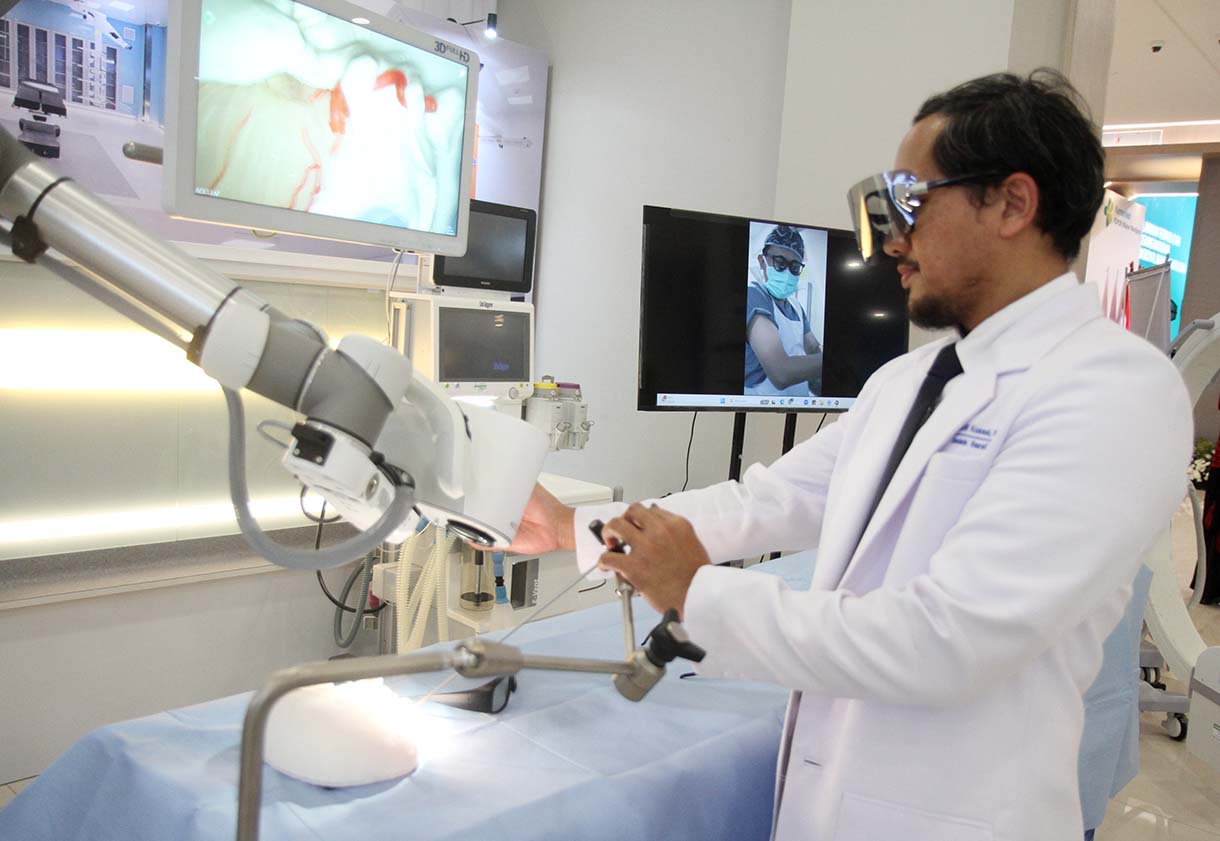 Seorang dokter memeriksa layar sentuh saat melakukan uji coba alat Endoscope dan Exoscope untuk operasi syaraf micro ke lokasi operasi yang sulit di jangkau saat peresmian Gedung Layanan Terpadu dan Institut Neurosains Nasional Rumah Sakit Pusat Otak Nasional Prof. Dr. dr. Mahar Mardjono, Jakarta, Selasa (26/8/2025). (Beritanasional.com/Oke Atmaja)