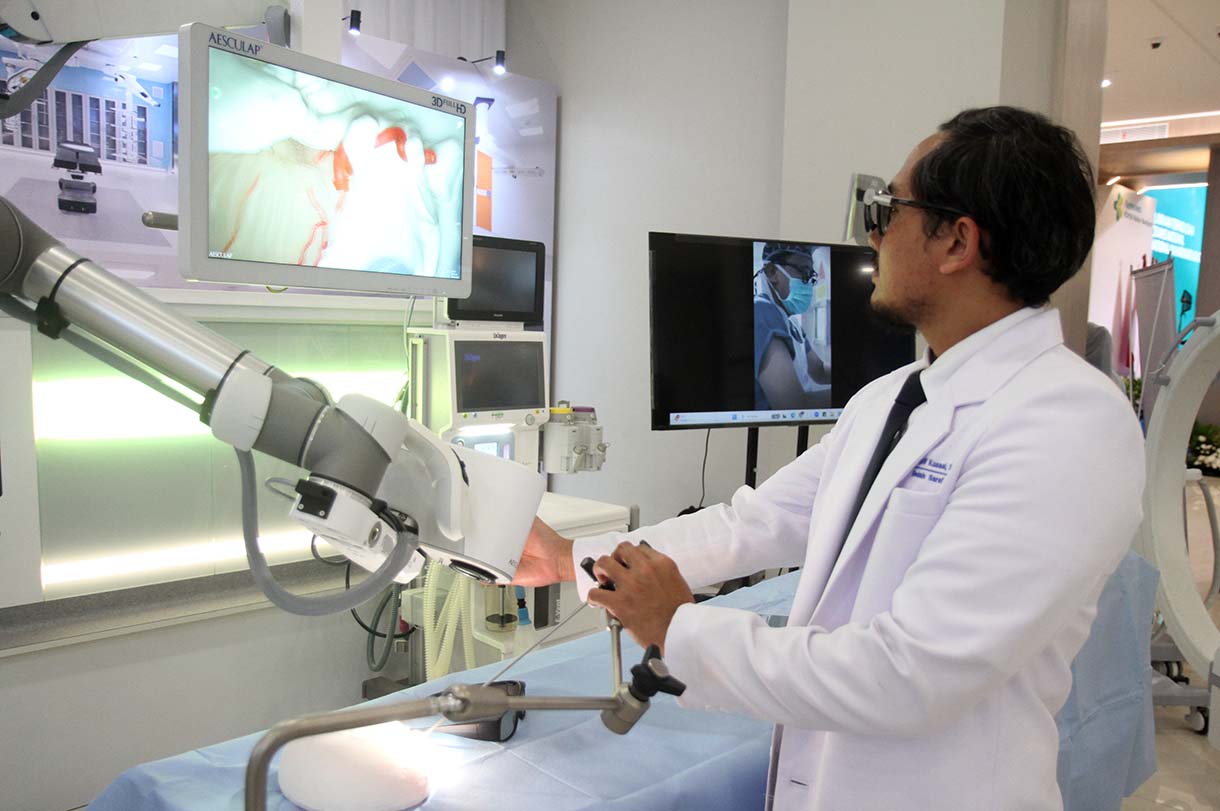 Seorang dokter memeriksa layar sentuh saat melakukan uji coba alat Endoscope dan Exoscope untuk operasi syaraf micro ke lokasi operasi yang sulit di jangkau saat peresmian Gedung Layanan Terpadu dan Institut Neurosains Nasional Rumah Sakit Pusat Otak Nasional Prof. Dr. dr. Mahar Mardjono, Jakarta, Selasa (26/8/2025). (Beritanasional.com/Oke Atmaja)