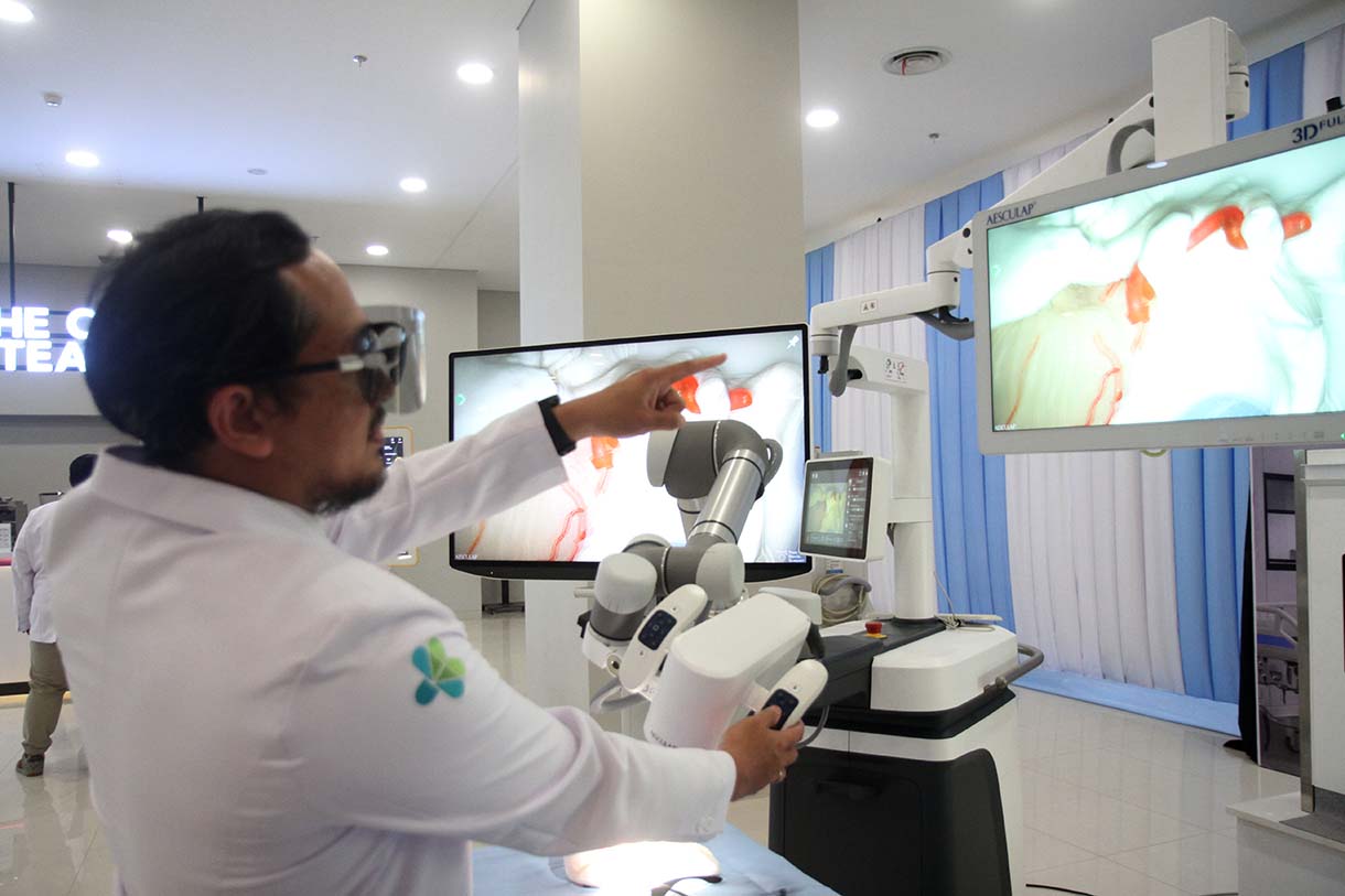 Seorang dokter memeriksa layar sentuh saat melakukan uji coba alat Endoscope dan Exoscope untuk operasi syaraf micro ke lokasi operasi yang sulit di jangkau saat peresmian Gedung Layanan Terpadu dan Institut Neurosains Nasional Rumah Sakit Pusat Otak Nasional Prof. Dr. dr. Mahar Mardjono, Jakarta, Selasa (26/8/2025). (Beritanasional.com/Oke Atmaja)