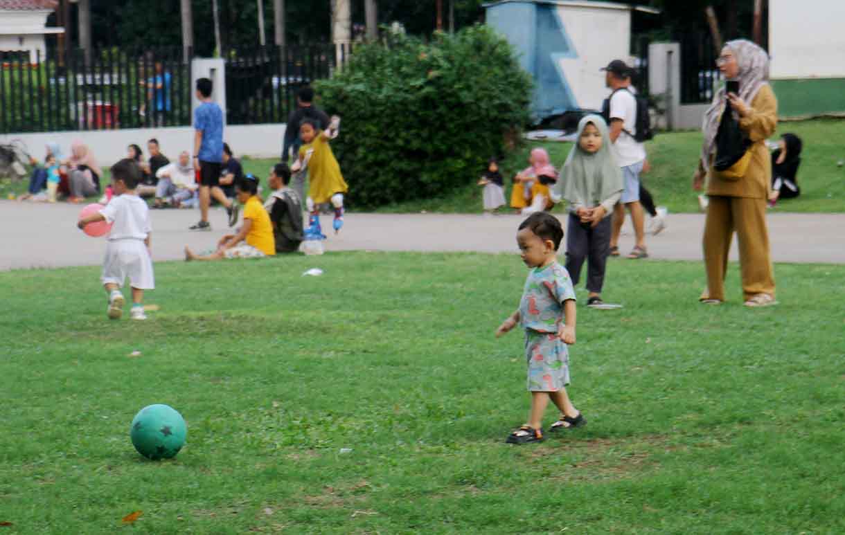 Warga beraktifitas di Taman Lapangan banteng, Jakarta, Minggu (8/6/2025). (Beritanasional.com/Oke Atmaja)