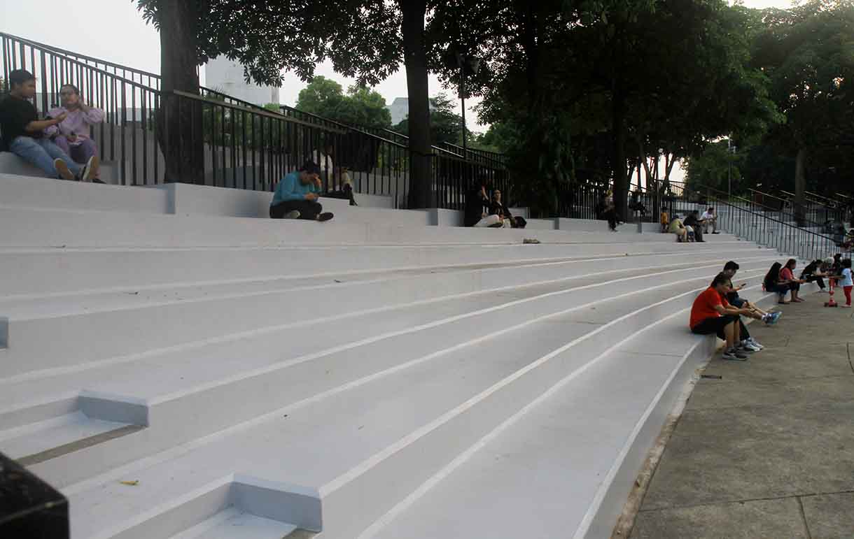 Warga beraktifitas di Taman Lapangan banteng, Jakarta, Minggu (8/6/2025). (Beritanasional.com/Oke Atmaja)