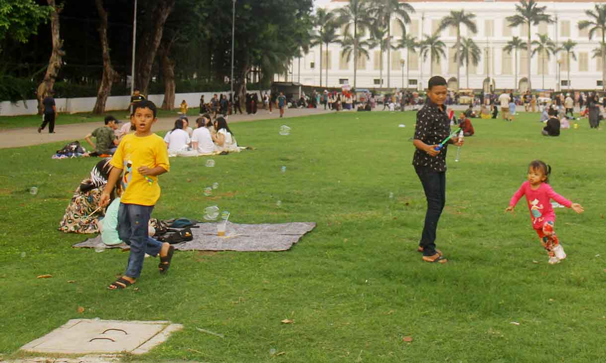 Warga beraktifitas di Taman Lapangan banteng, Jakarta, Minggu (8/6/2025). (Beritanasional.com/Oke Atmaja)