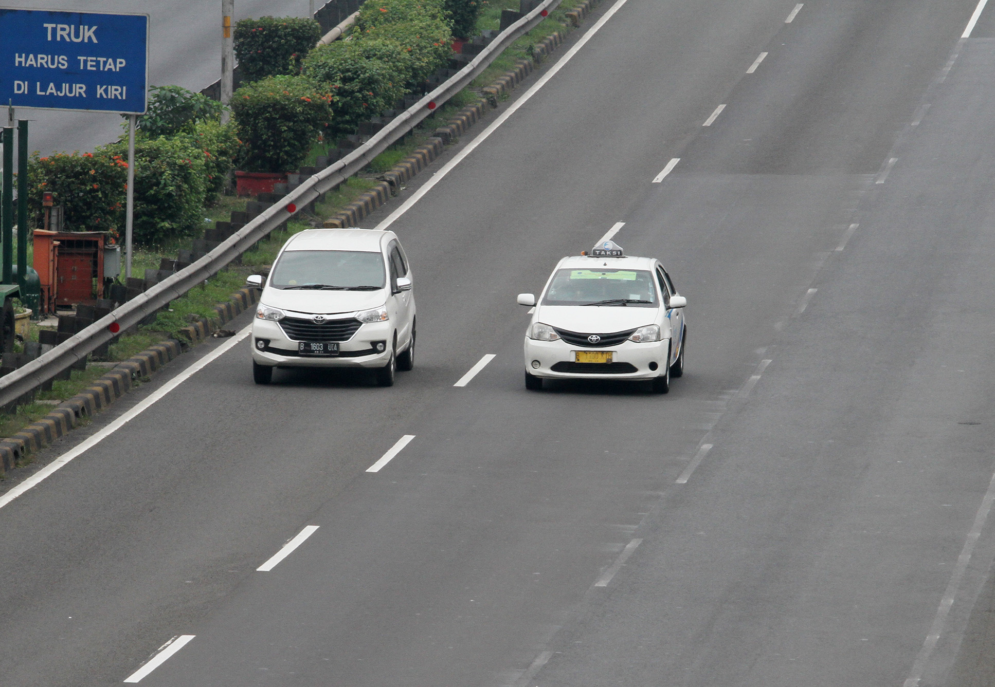 Sejumlah kendaraan melintas di Jalan Gatot Subroto, Jakarta, Jumat (29/3/2024). (Indonesiaglobe/Oke Atmaja)