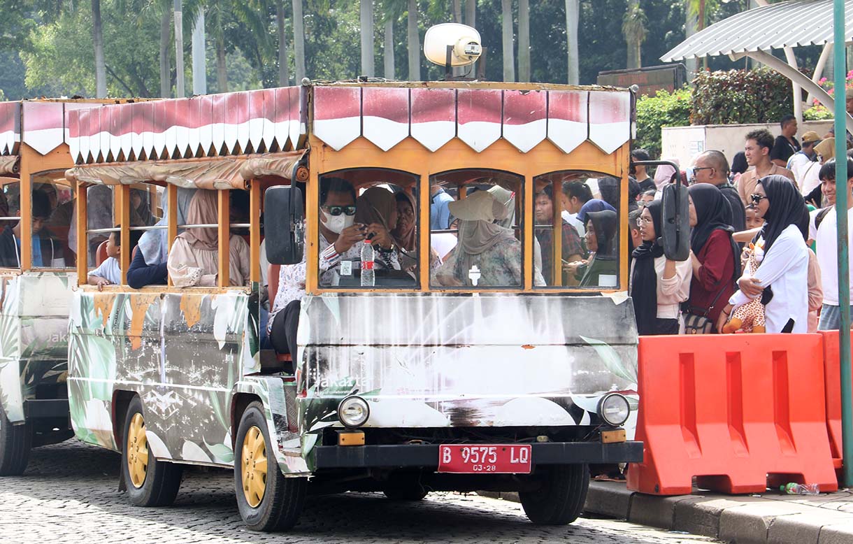 Sejumlah warga berwisata di Monumen Nasional (Monas), Jakarta, Rabu (25/3/2026).  (Beritanasional.com/Oke Atmaja)