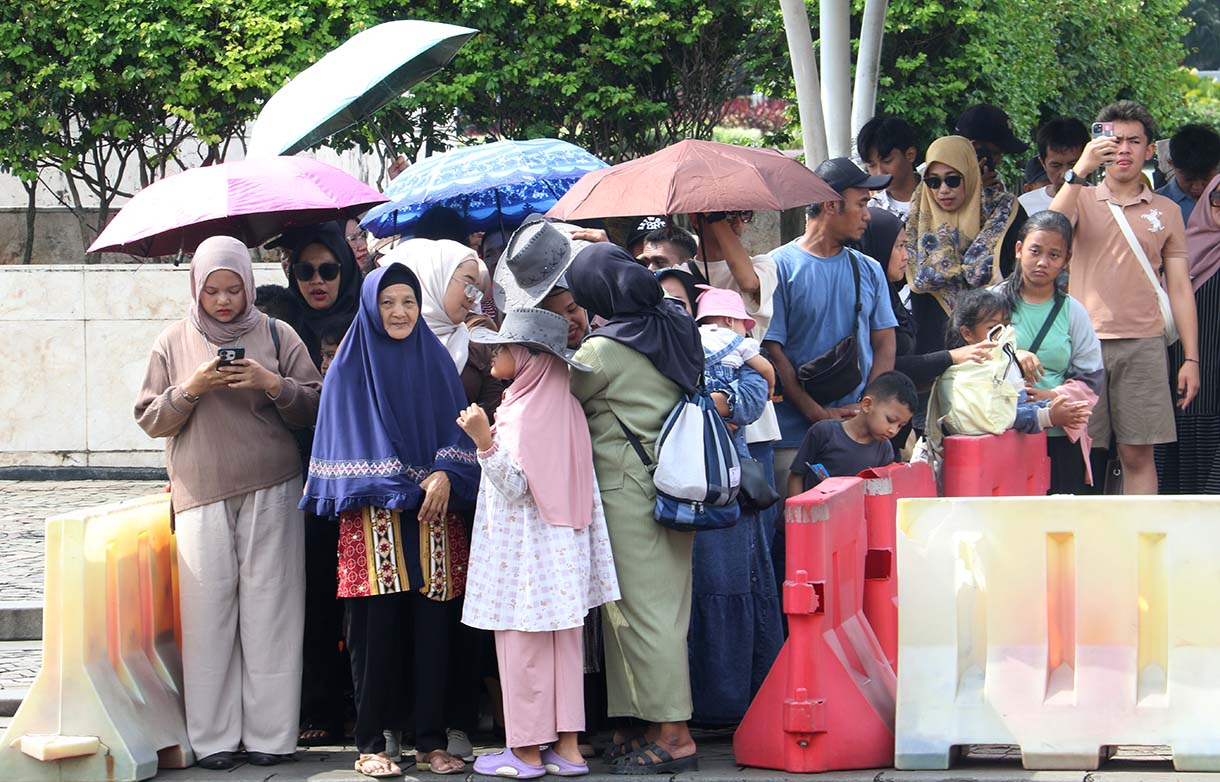 Sejumlah warga berwisata di Monumen Nasional (Monas), Jakarta, Rabu (25/3/2026).  (Beritanasional.com/Oke Atmaja)