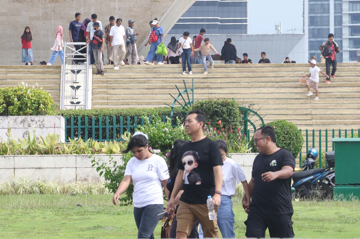 Sejumlah warga berwisata di Monumen Nasional (Monas), Jakarta, Rabu (25/3/2026).  (Beritanasional.com/Oke Atmaja)