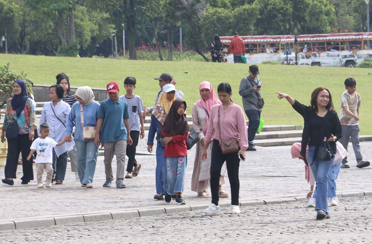 Sejumlah warga berwisata di Monumen Nasional (Monas), Jakarta, Rabu (25/3/2026).  (Beritanasional.com/Oke Atmaja)