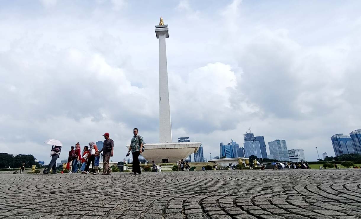 Sejumlah warga berwisata di Monumen Nasional (Monas), Jakarta, Rabu (25/3/2026).  (Beritanasional.com/Oke Atmaja)