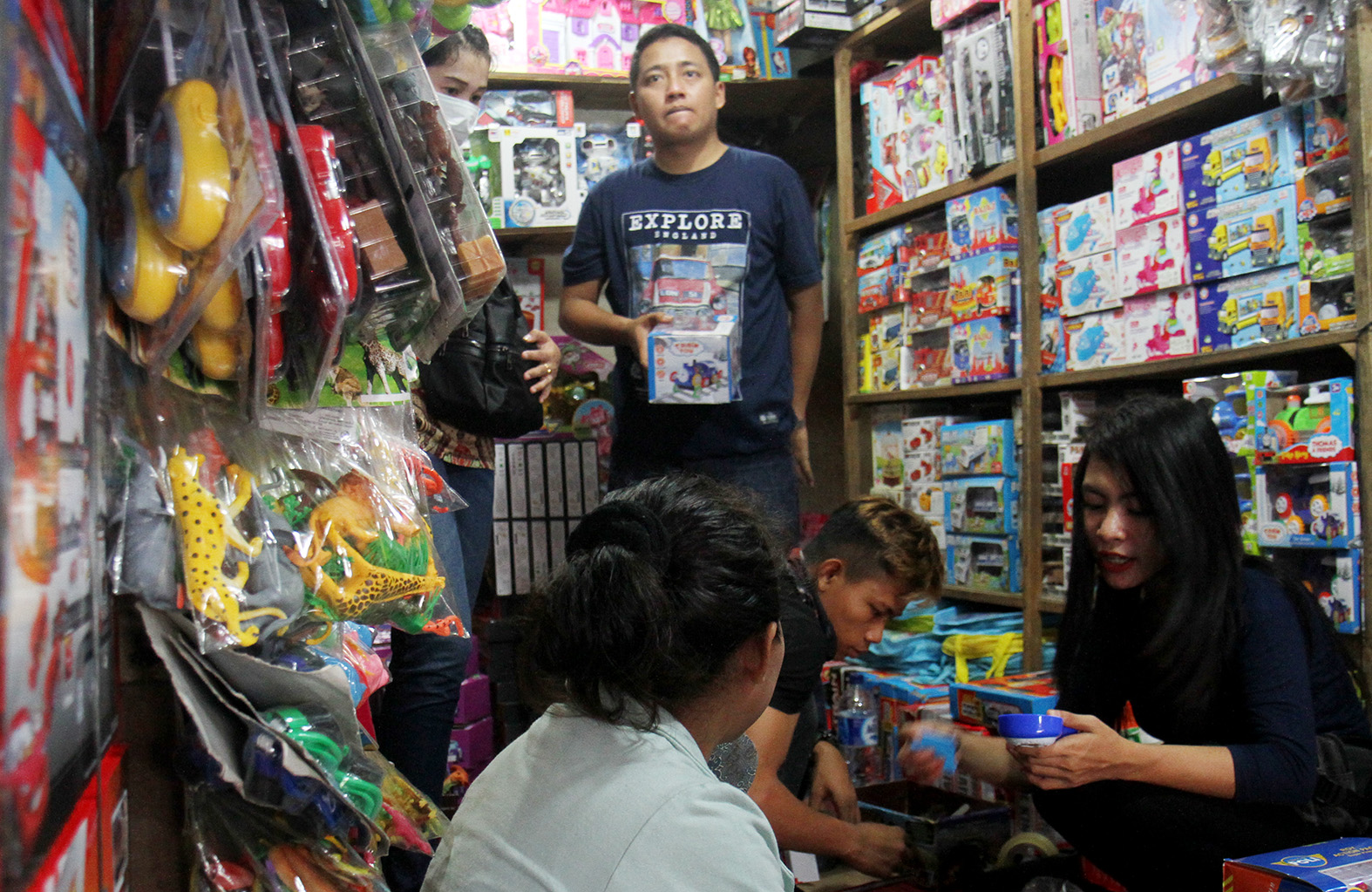 Sejumlah orang tua bersama anaknya membeli mainan di Pasar Gembrong, Jakarta, Senin (15/4/2024).(BeritaNasional.Com/Oke Atmaja)