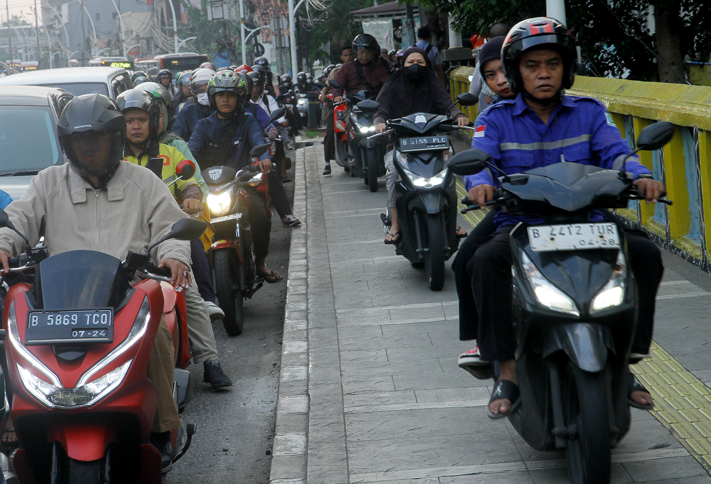 Pengendara terjebak kemacetan di Jalan Matraman, Jakarta, Rabu (17/4/2024).(BeritaNasional.com/Oke Atmaja)