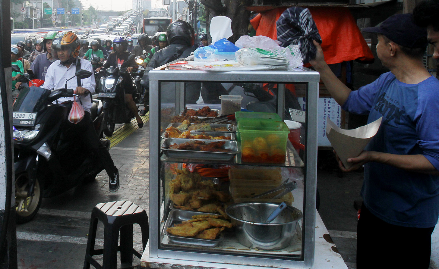 Pengendara terjebak kemacetan di Jalan Matraman, Jakarta, Rabu (17/4/2024).(BeritaNasional.com/Oke Atmaja)