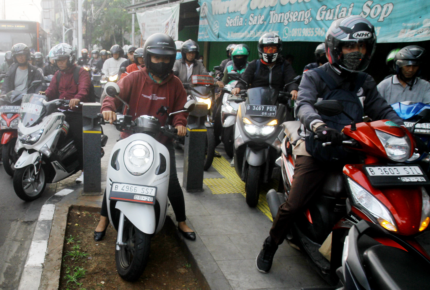 Pengendara terjebak kemacetan di Jalan Matraman, Jakarta, Rabu (17/4/2024).(BeritaNasional.com/Oke Atmaja)