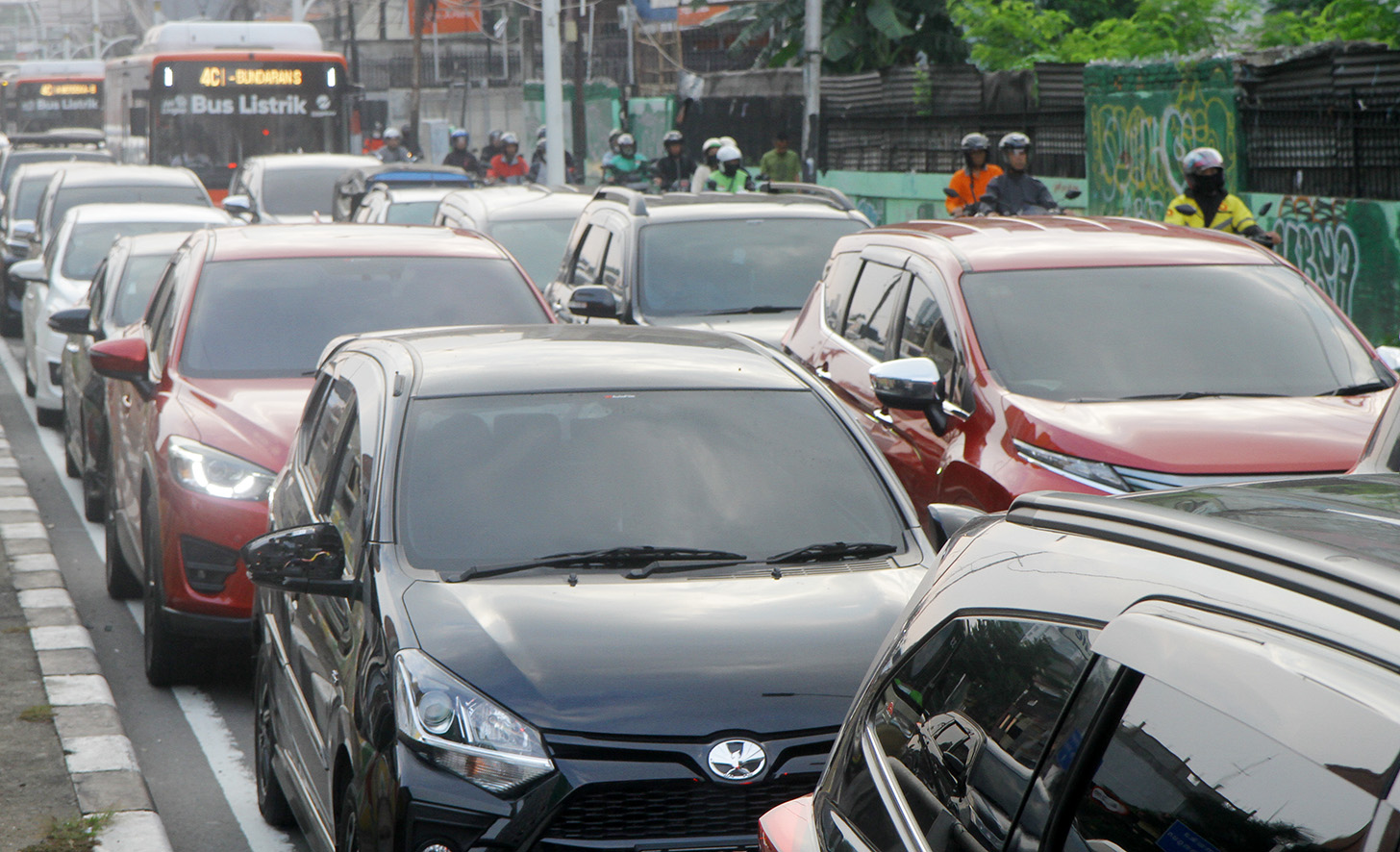 Pengendara terjebak kemacetan di Jalan Matraman, Jakarta, Rabu (17/4/2024).(BeritaNasional.com/Oke Atmaja)