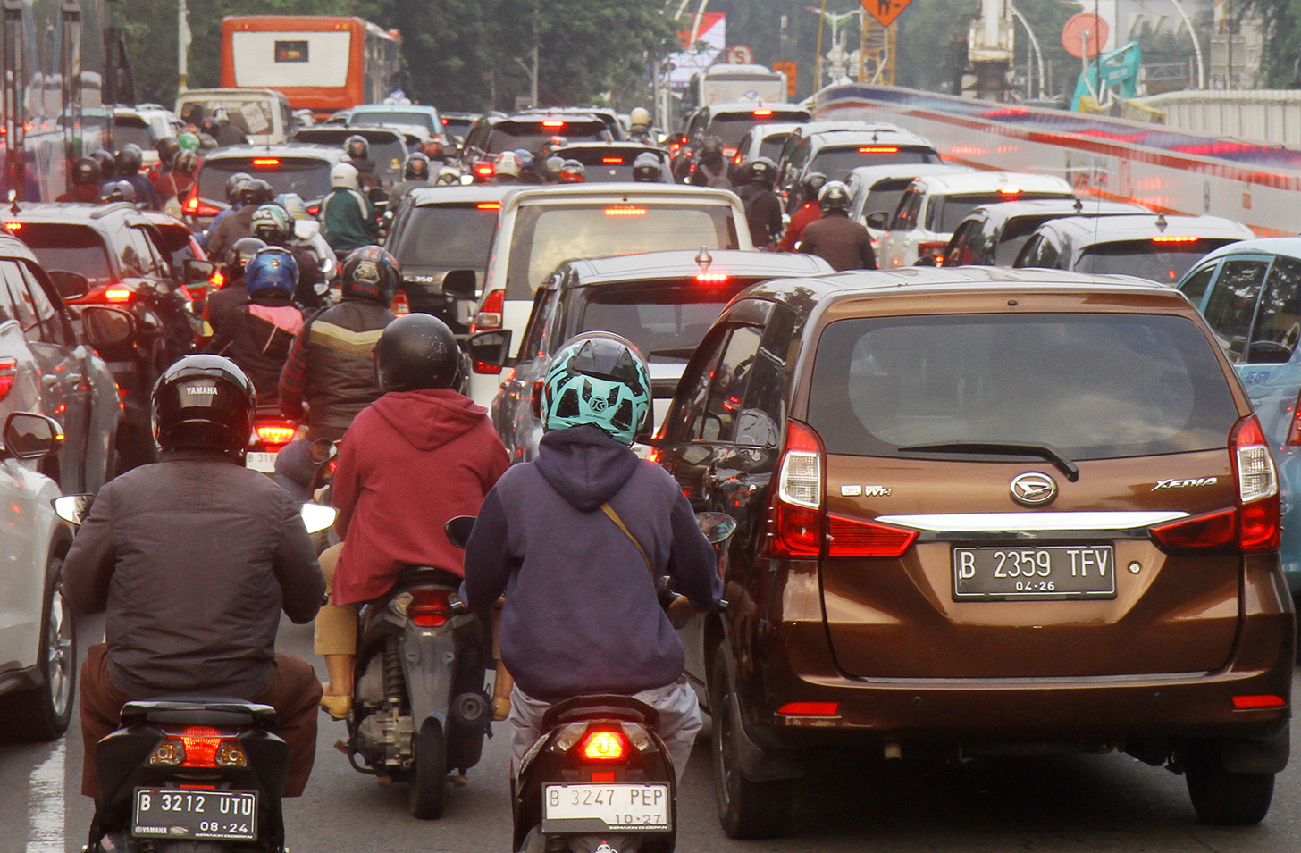 Pengendara terjebak kemacetan di Jalan Matraman, Jakarta, Rabu (17/4/2024).(BeritaNasional.com/Oke Atmaja)