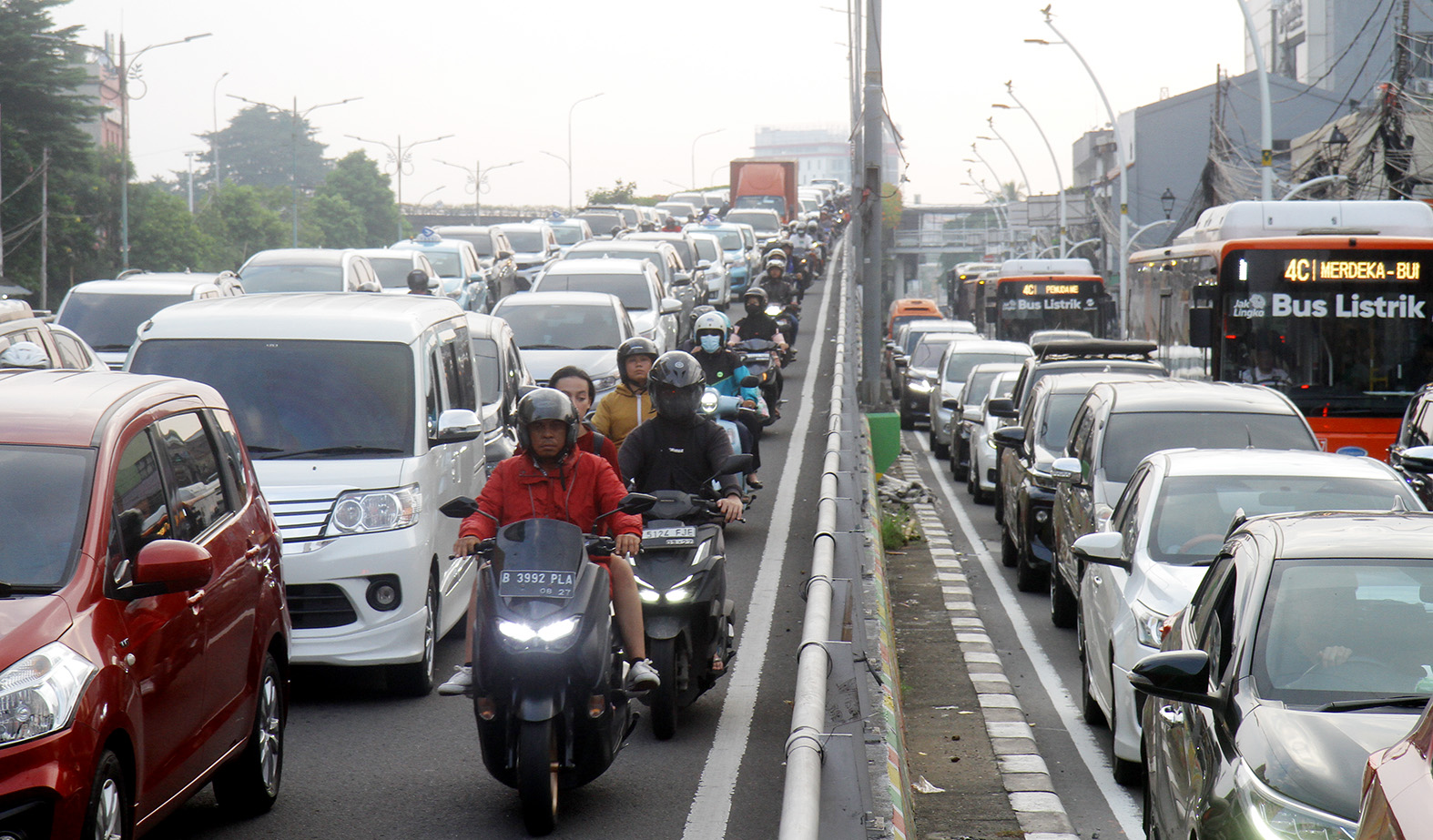 Pengendara terjebak kemacetan di Jalan Matraman, Jakarta, Rabu (17/4/2024).(BeritaNasional.com/Oke Atmaja)