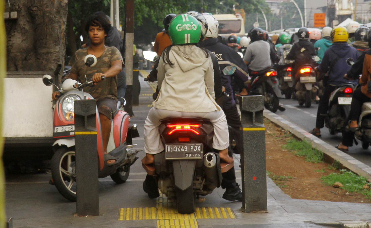 Pengendara terjebak kemacetan di Jalan Matraman, Jakarta, Rabu (17/4/2024).(BeritaNasional.com/Oke Atmaja)