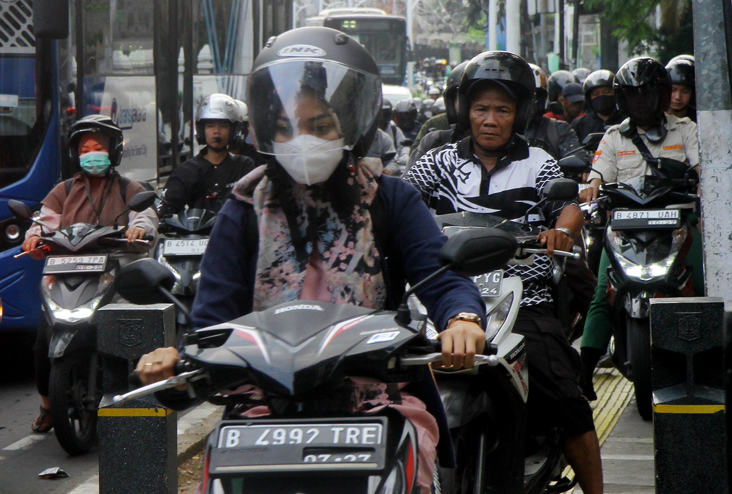 Pengendara terjebak kemacetan di Jalan Matraman, Jakarta, Rabu (17/4/2024).(BeritaNasional.com/Oke Atmaja)