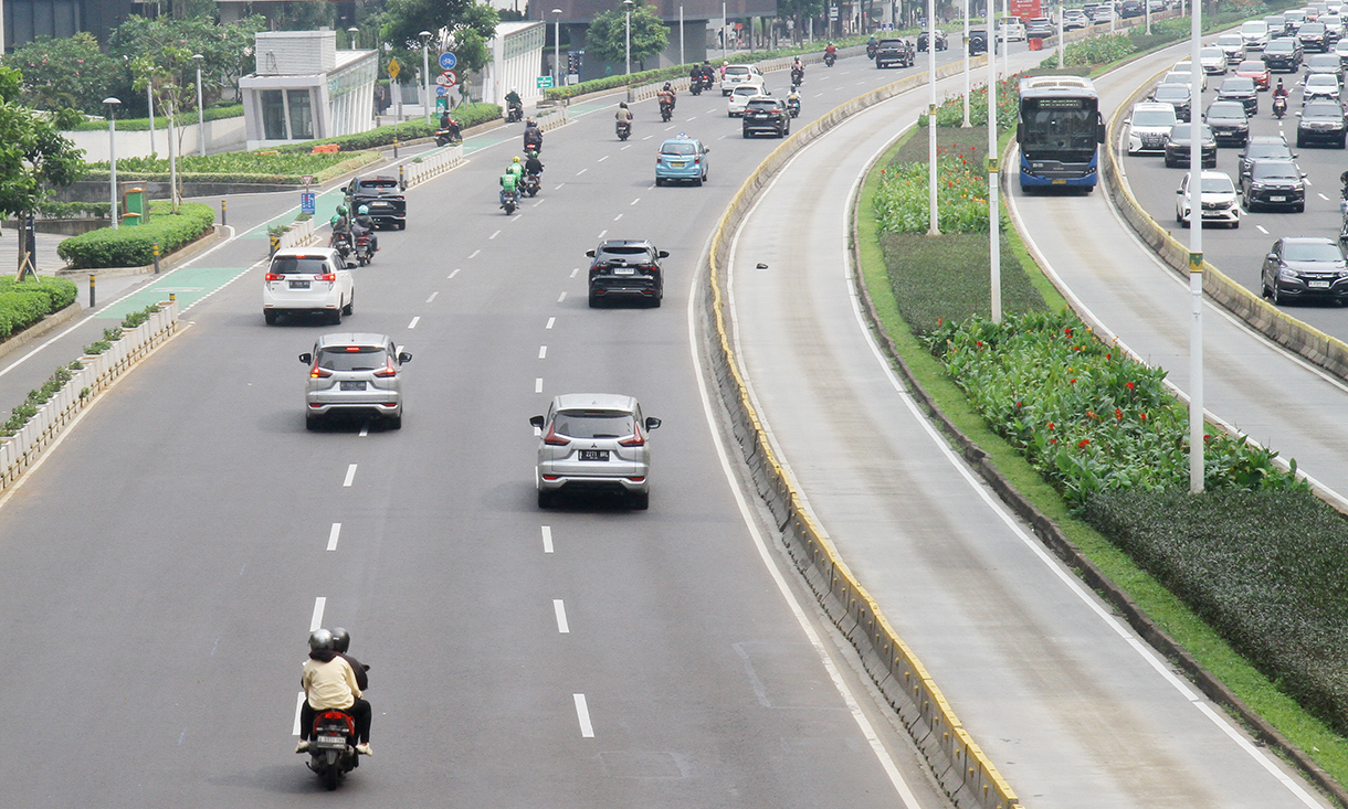 Sejumlah kendaraan melintas di jalan Jenderal Sudirman, Jakarta, Senin (16/9/2024).(BeritaNasional.com/ Oke Atmaja)