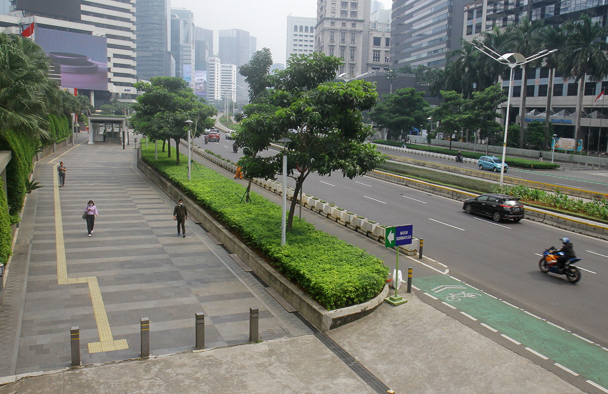 Sejumlah kendaraan melintas di jalan Jenderal Sudirman, Jakarta, Senin (16/9/2024).(BeritaNasional.com/ Oke Atmaja)