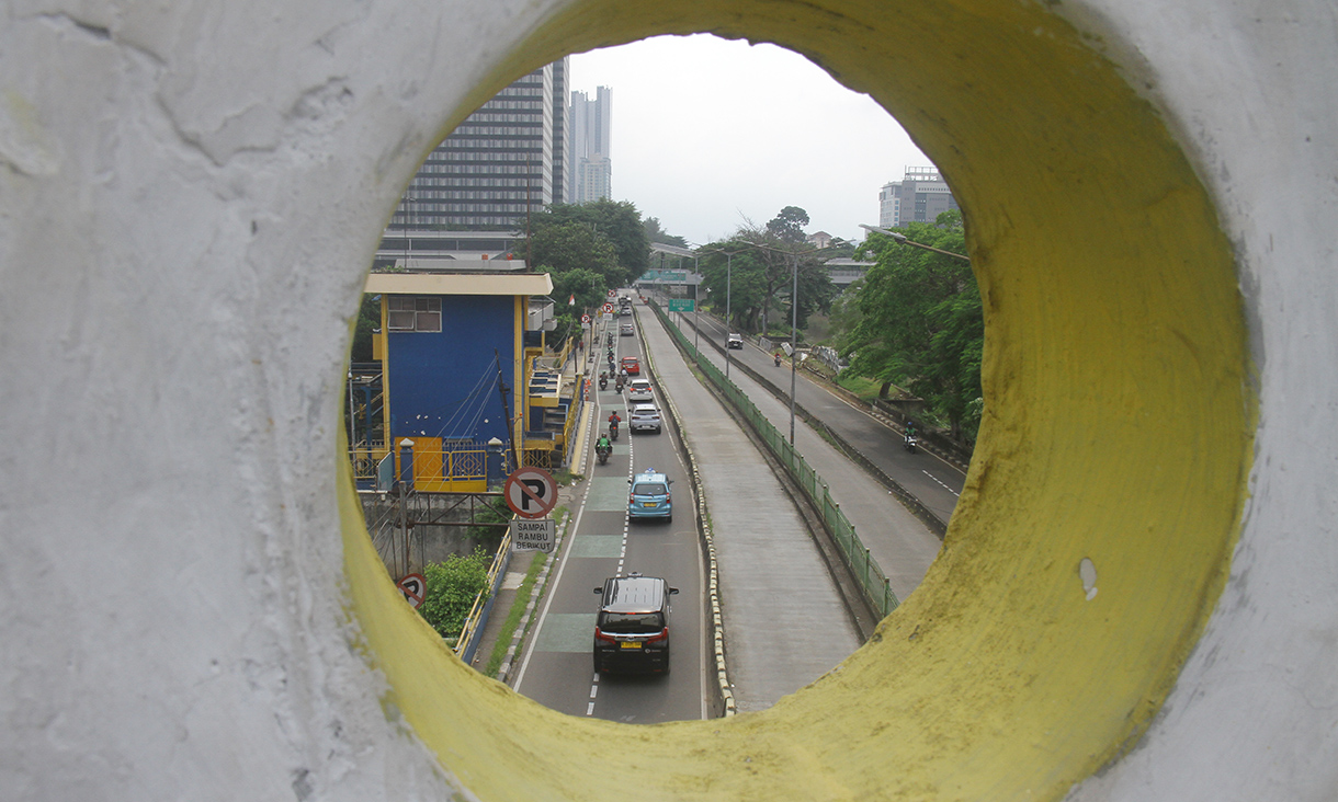 Sejumlah kendaraan melintas di jalan Jenderal Sudirman, Jakarta, Senin (16/9/2024).(BeritaNasional.com/ Oke Atmaja)