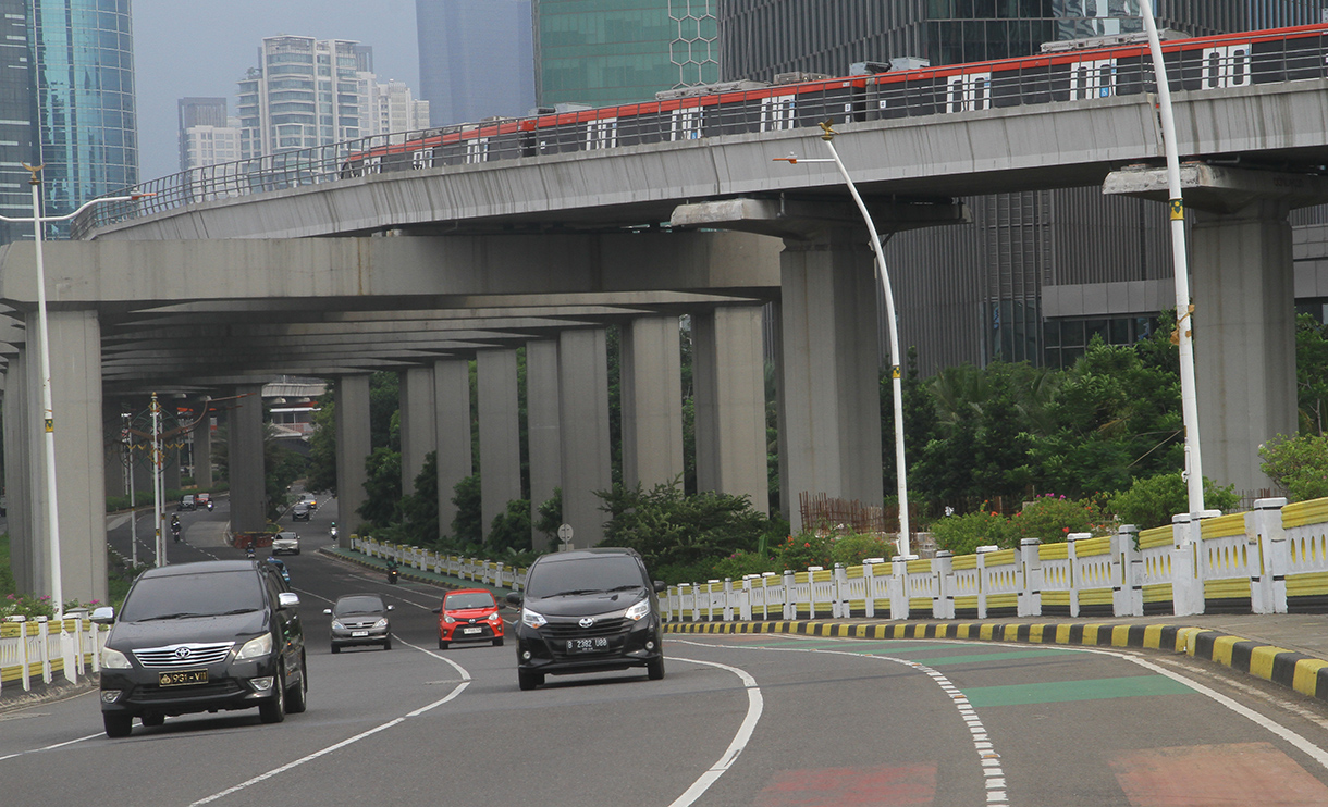 Sejumlah kendaraan melintas di jalan Jenderal Sudirman, Jakarta, Senin (16/9/2024).(BeritaNasional.com/ Oke Atmaja)