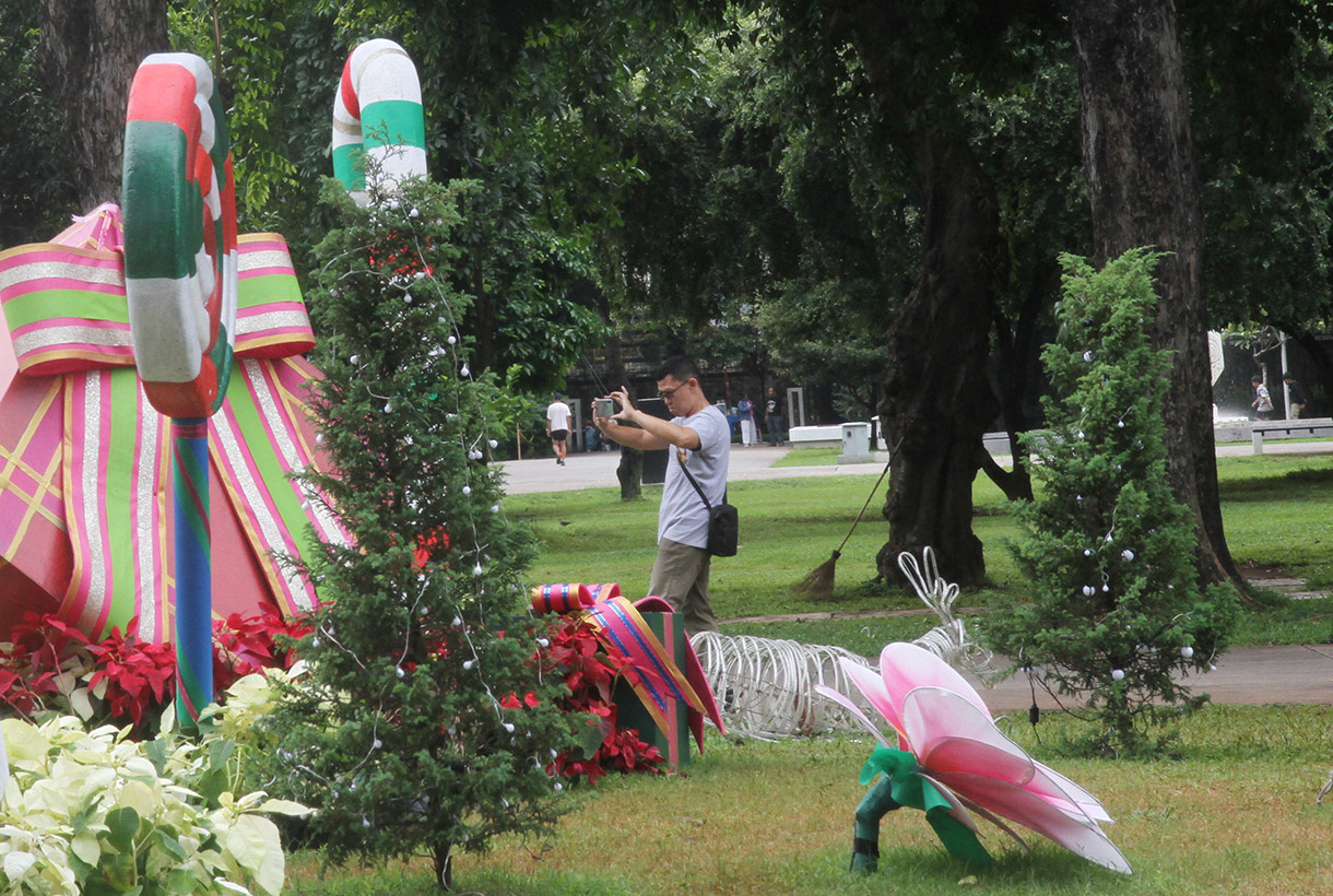 Sejumlah warga bermain dengan latar belakang dekorasi khas Natal di Taman Lapangan Banteng, Jakarta, Rabu (25/12/2024).(BeritaNasional.com/Oke Atmaja)