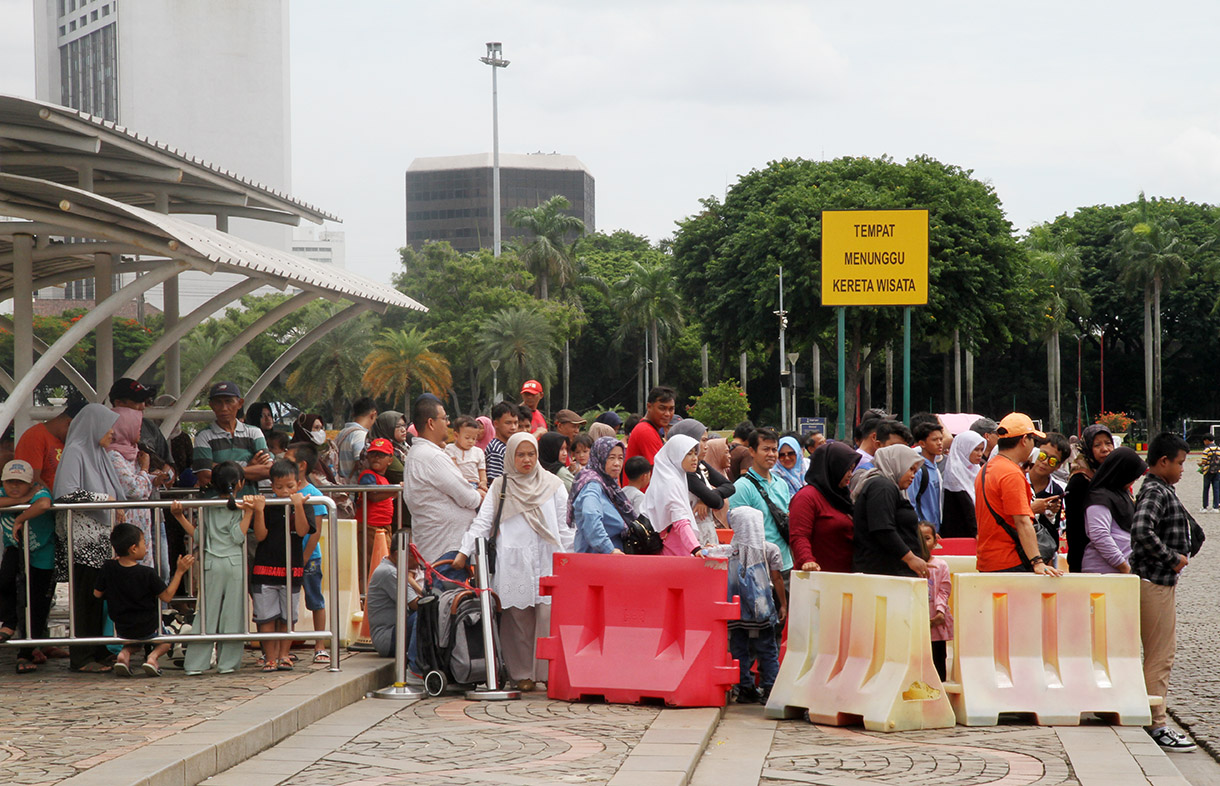 Pengunjung beraktifitas di kawasan Monas, Jakarta, Kamis (26/12/2024). (BeritaNasional.com/Oke Atmaja)