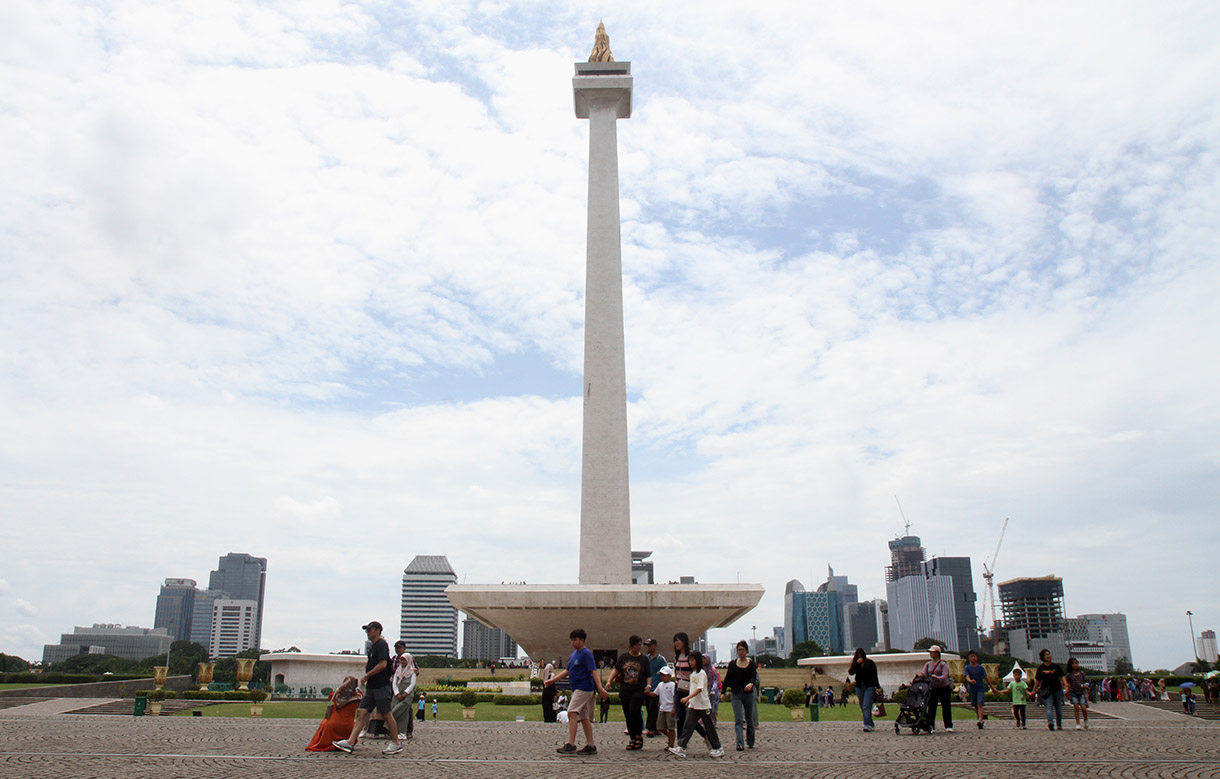 Pengunjung beraktifitas di kawasan Monas, Jakarta, Kamis (26/12/2024). (BeritaNasional.com/Oke Atmaja)