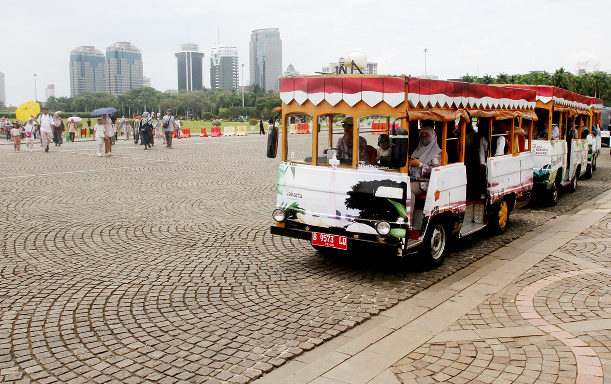 Pengunjung beraktifitas di kawasan Monas, Jakarta, Kamis (26/12/2024). (BeritaNasional.com/Oke Atmaja)