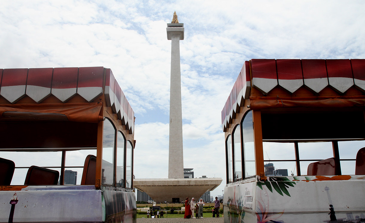 Pengunjung beraktifitas di kawasan Monas, Jakarta, Kamis (26/12/2024). (BeritaNasional.com/Oke Atmaja)