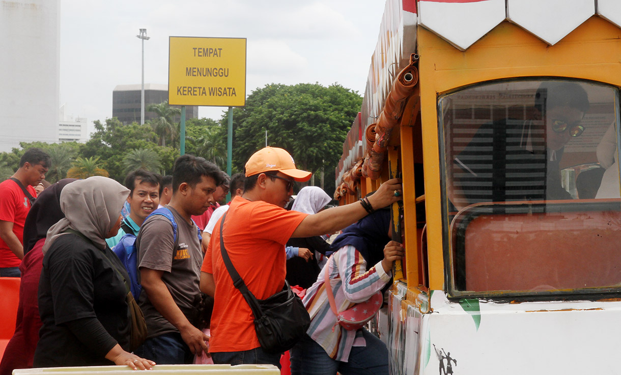 Pengunjung beraktifitas di kawasan Monas, Jakarta, Kamis (26/12/2024). (BeritaNasional.com/Oke Atmaja)