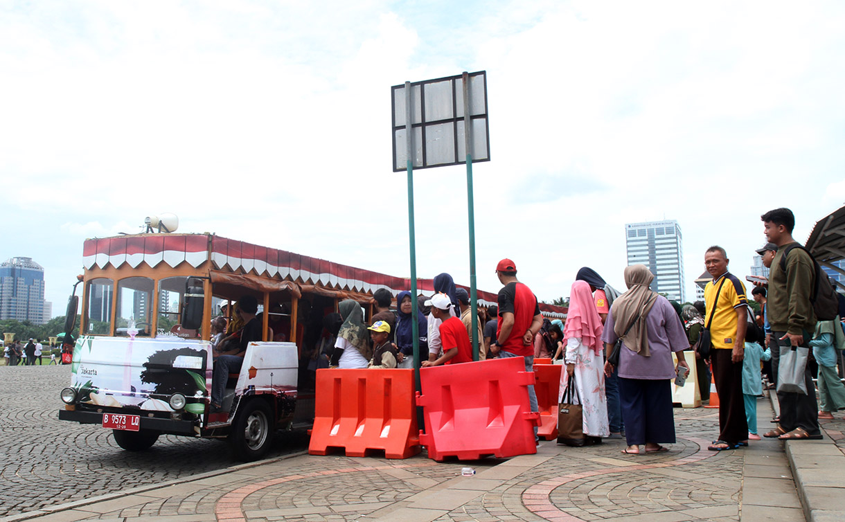 Pengunjung beraktifitas di kawasan Monas, Jakarta, Kamis (26/12/2024). (BeritaNasional.com/Oke Atmaja)