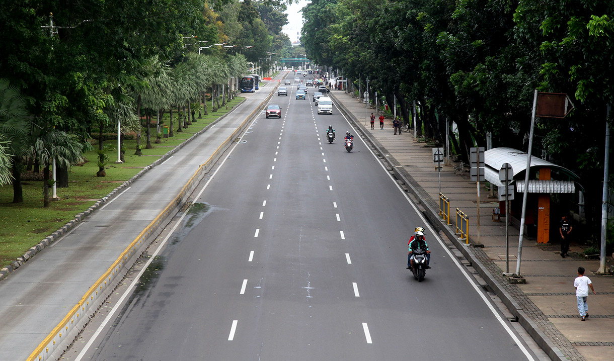 Pengendara memacu kendaraan di jalan yang nampak lengang di Jalan Medan Merdeka Barat, Jakarta, Rabu (25/12/2024).  (BeritaNasional.com/Oke Atmaja)