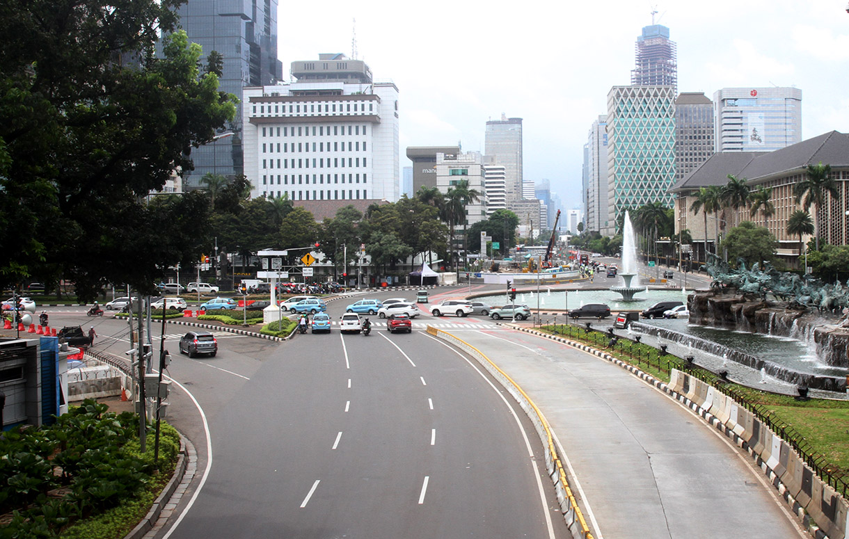 Pengendara memacu kendaraan di jalan yang nampak lengang di Jalan Medan Merdeka Barat, Jakarta, Rabu (25/12/2024).  (BeritaNasional.com/Oke Atmaja)