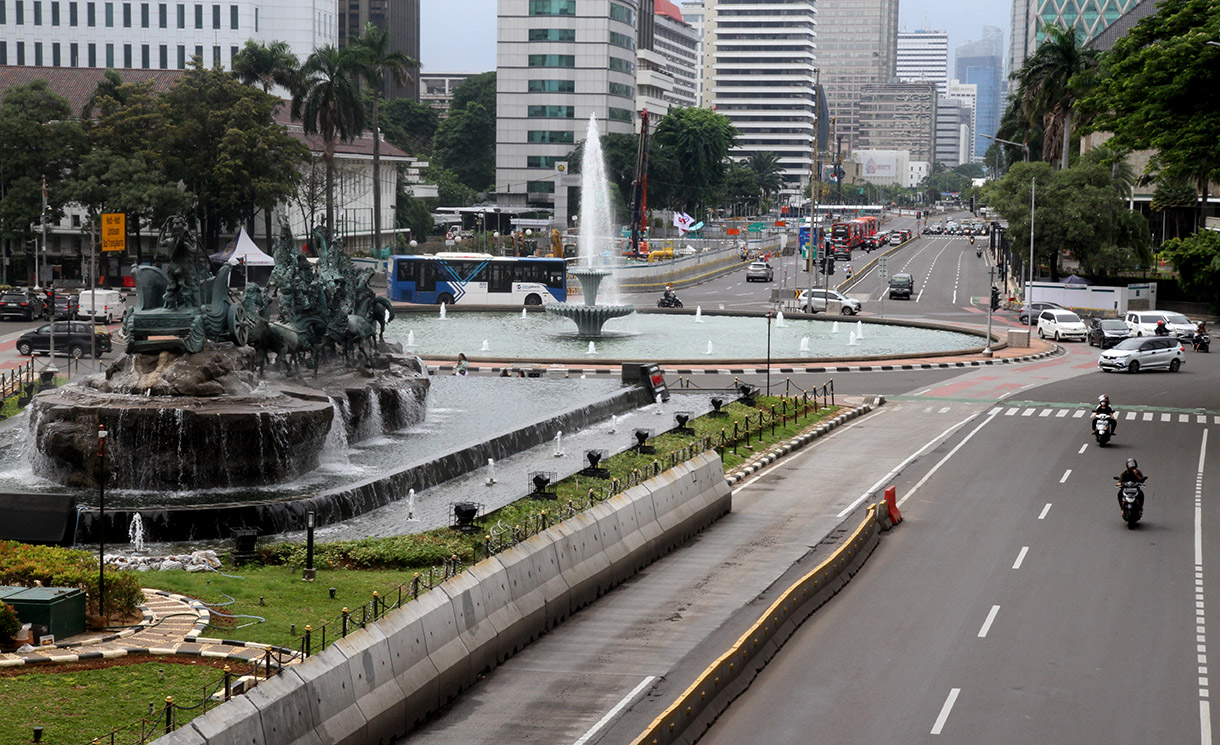 Pengendara memacu kendaraan di jalan yang nampak lengang di Jalan Medan Merdeka Barat, Jakarta, Rabu (25/12/2024).  (BeritaNasional.com/Oke Atmaja)