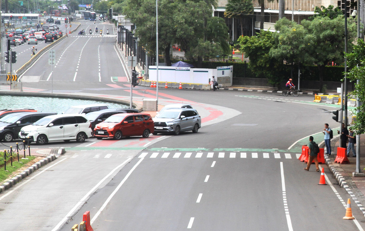 Pengendara memacu kendaraan di jalan yang nampak lengang di Jalan Medan Merdeka Barat, Jakarta, Rabu (25/12/2024).  (BeritaNasional.com/Oke Atmaja)