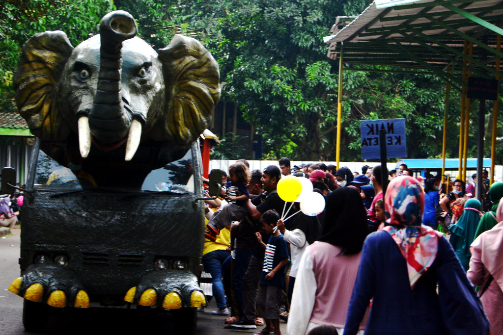 Wisatawan lokal mengisi waktu libur nataru ke Taman Margasatwa Ragunan. (BeritaNasional/Elvis Sendouw)