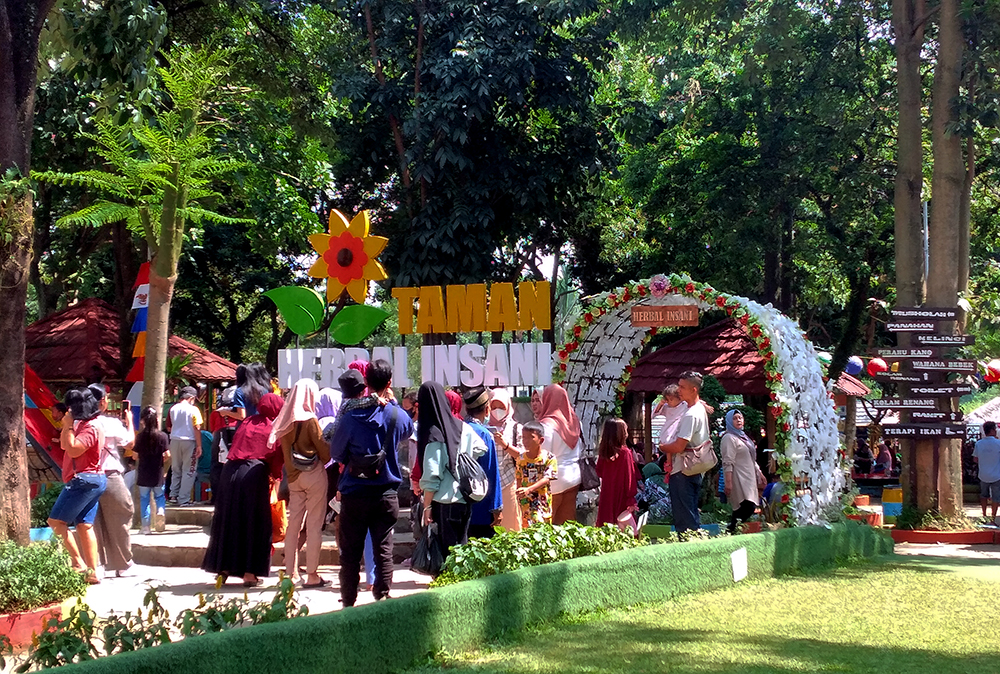 Warga menikmati libur Nataru berkunjung di wisata edukasi Taman Herbal Insani Depok. (BeritaNasional/Elvis Sendouw)