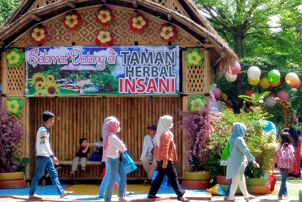 Warga menikmati libur Nataru berkunjung di wisata edukasi Taman Herbal Insani Depok. (BeritaNasional/Elvis Sendouw)