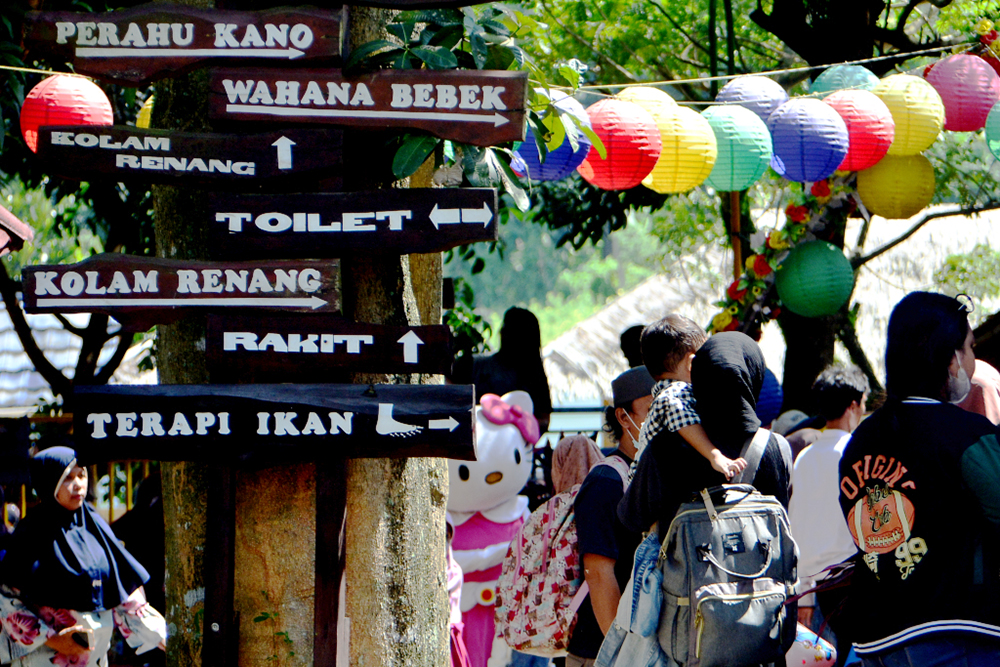 Warga menikmati libur Nataru berkunjung di wisata edukasi Taman Herbal Insani Depok. (BeritaNasional/Elvis Sendouw)