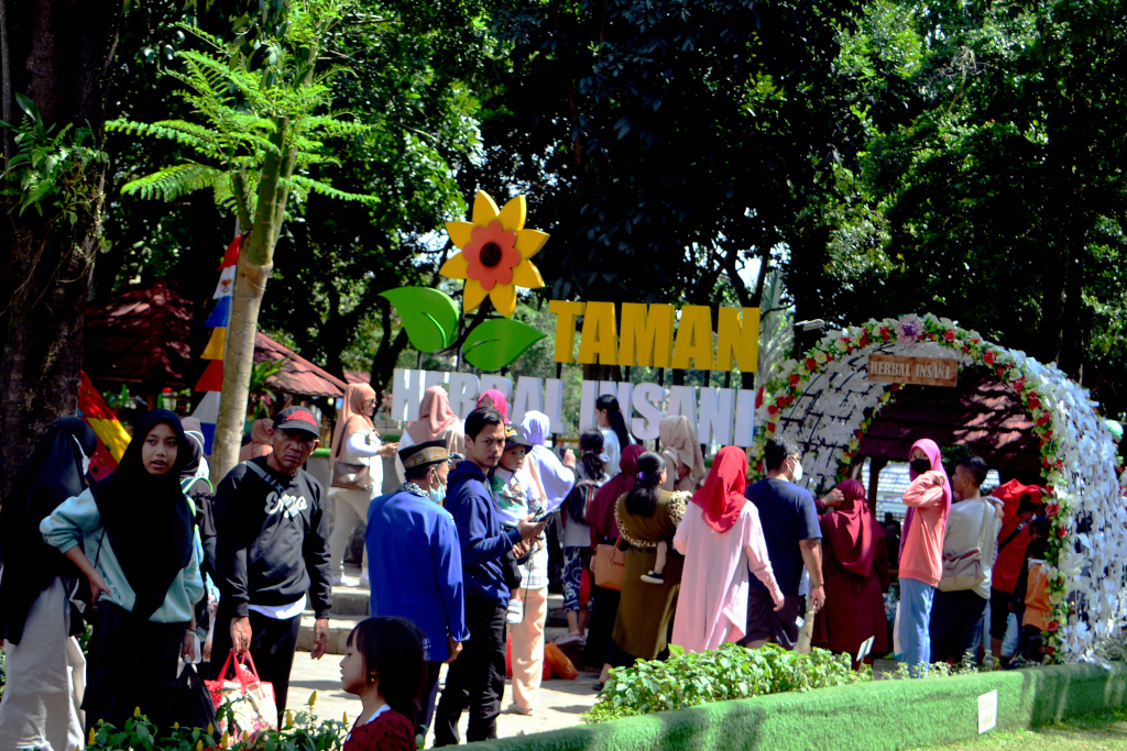 Warga menikmati libur Nataru berkunjung di wisata edukasi Taman Herbal Insani Depok. (BeritaNasional/Elvis Sendouw)