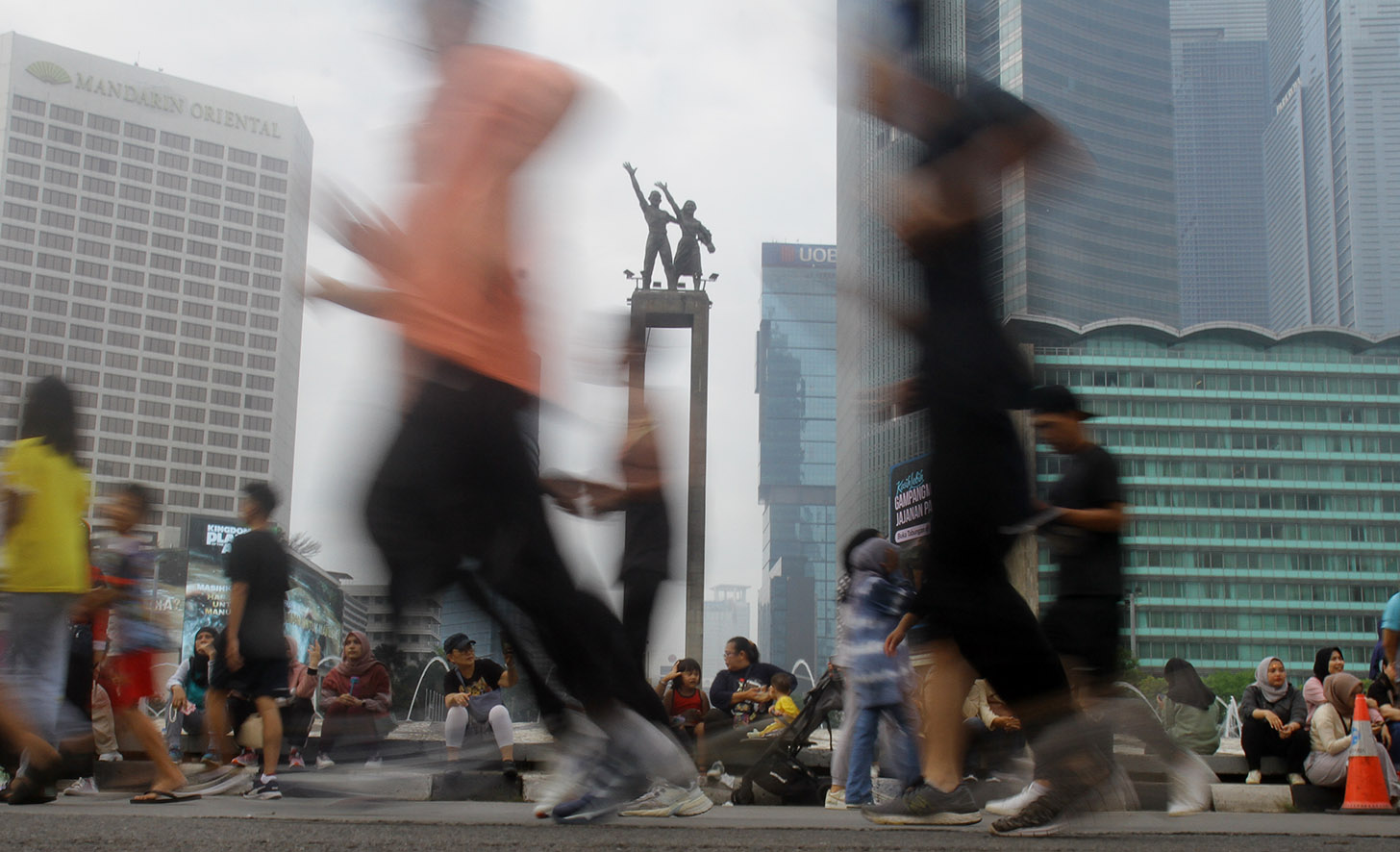 Warga saat memadati penyelenggaraan Hari Bebas Kendaraan Bermotor (HBKB) atau Car Free Day (CFD) di kawasan Bundaran HI, Jakarta, Minggu (26/5/2024). (BeritaNasional.Com/Oke Atmaja)