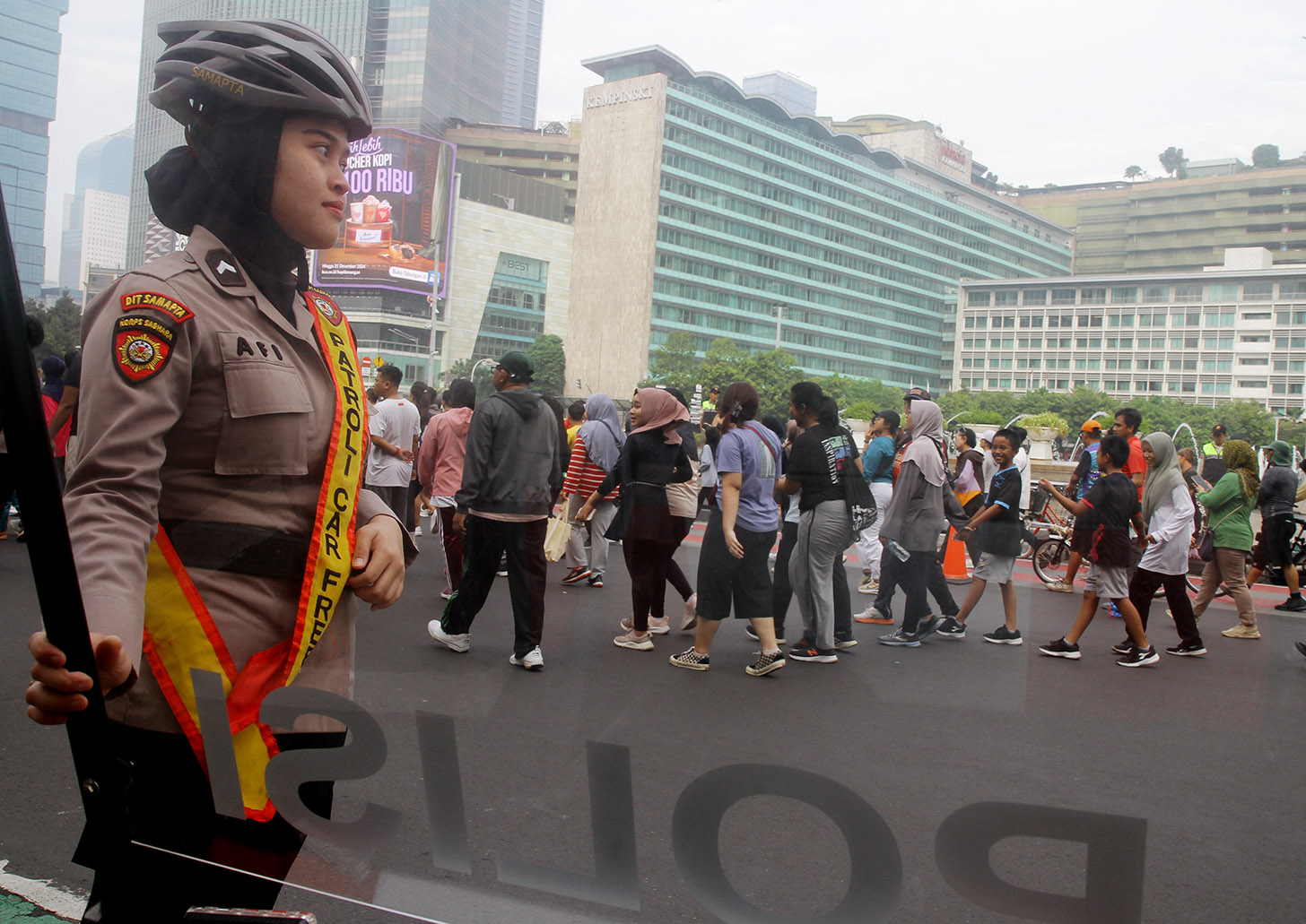Warga saat memadati penyelenggaraan Hari Bebas Kendaraan Bermotor (HBKB) atau Car Free Day (CFD) di kawasan Bundaran HI, Jakarta, Minggu (26/5/2024). (BeritaNasional.Com/Oke Atmaja)