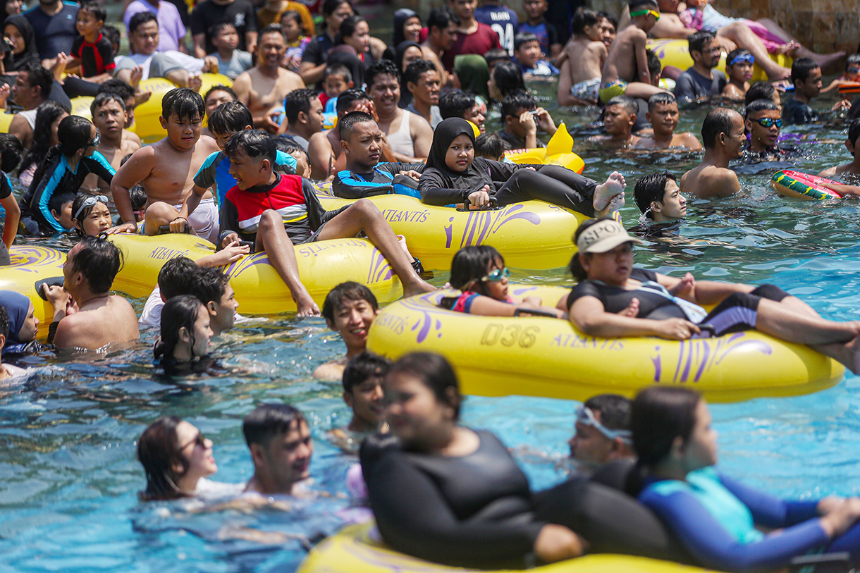 Pengunjung bermain air pada salah satu wahana di Atlantis, Taman Impian Jaya Ancol, Pademangan, Jakarta Utara, Senin (16/9/2024.(BeritaNasional.com/ Oke Atmaja)