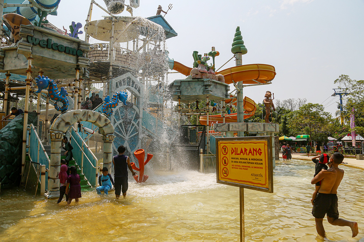 Pengunjung bermain air pada salah satu wahana di Atlantis, Taman Impian Jaya Ancol, Pademangan, Jakarta Utara, Senin (16/9/2024.(BeritaNasional.com/ Oke Atmaja)